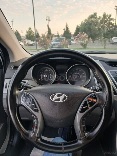 Hyundai Elantra-11