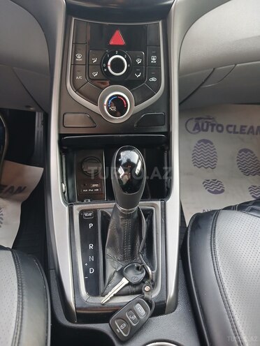 Hyundai Elantra-12