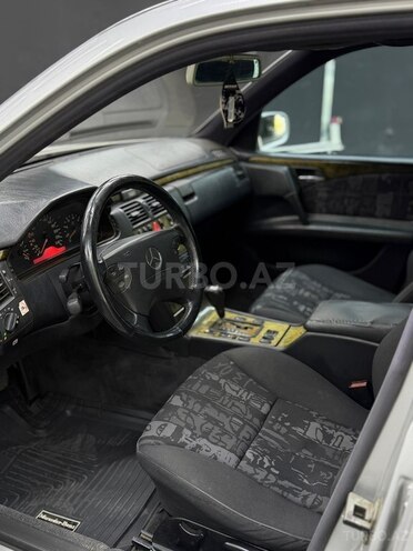 Mercedes E 240 1998, 320,000 km - 2.4 л - Bakı