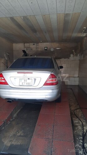 Mercedes C 230 2006, 324,000 km - 2.5 l - Quba