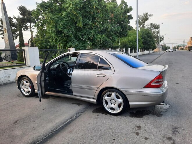 Mercedes C 230 2006, 324,000 km - 2.5 l - Quba
