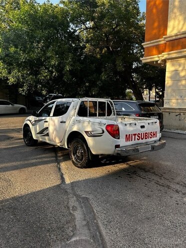 Mitsubishi L200 2006, 380,000 km - 2.4 л - Bakı