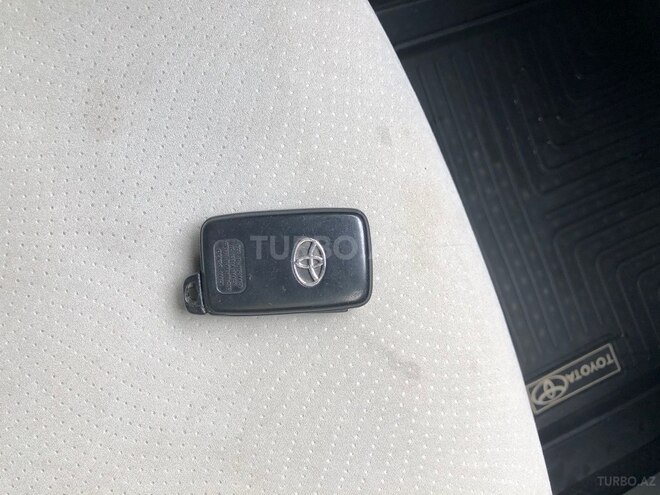 Toyota Prius 2015, 200,000 km - 1.8 l - Yevlax
