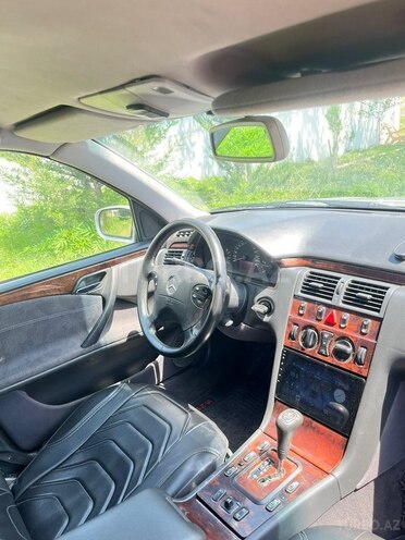 Mercedes E 270 2001, 200,000 km - 2.7 l - Qax