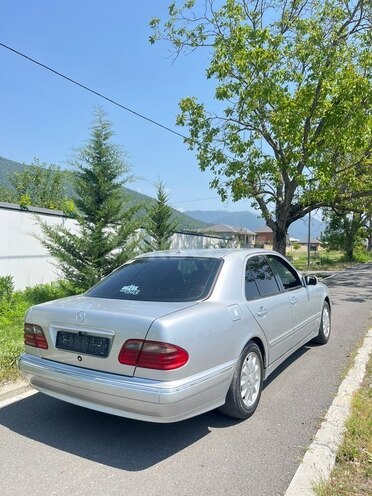 Mercedes E 270 2001, 200,000 km - 2.7 l - Qax