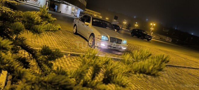 Mercedes C 240 1998, 360,000 km - 2.4 л - Qusar