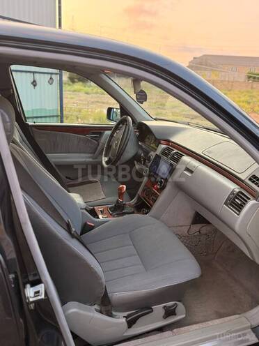 Mercedes E 240 1998, 284,000 km - 2.4 l - Bakı