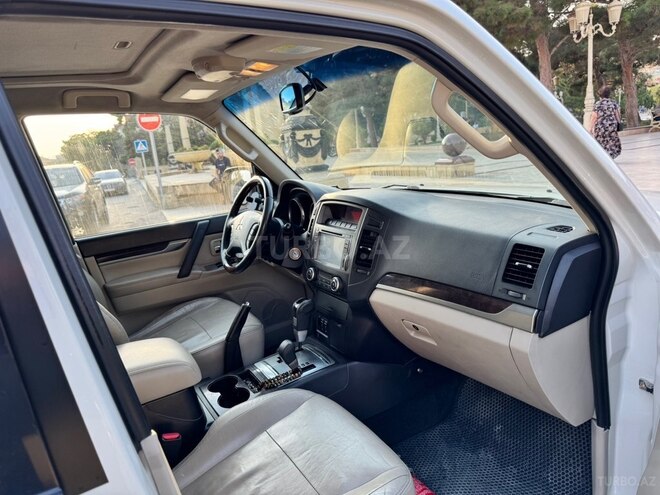 Mitsubishi Pajero 2011, 238,400 km - 3.5 л - Bakı