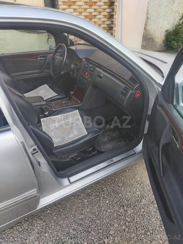 Mercedes E 280 2001, 356,000 km - 2.8 l - Qazax