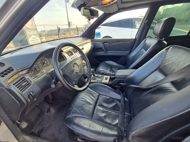 Mercedes E 230 1995, 303,000 km - 2.3 l - Bakı