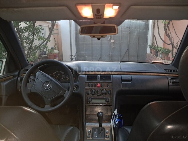 Mercedes E 230 1995, 303,000 km - 2.3 l - Bakı
