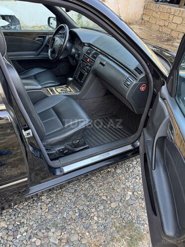 Mercedes E 280 2001, 230,121 km - 2.8 l - Bakı