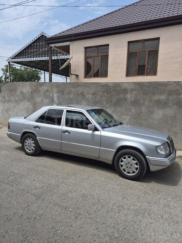 Mercedes E 220 1993, 449,782 km - 2.2 l - Qazax