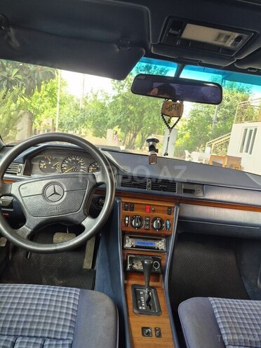 Mercedes E 220 1993, 449,782 km - 2.2 l - Qazax