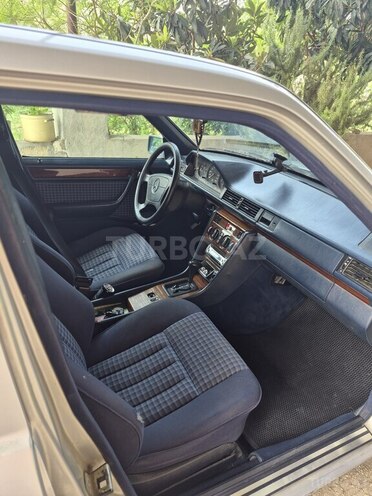 Mercedes E 220 1993, 449,782 km - 2.2 l - Qazax