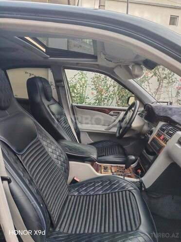 Mercedes E 240 2001, 302,000 km - 2.4 l - Qazax