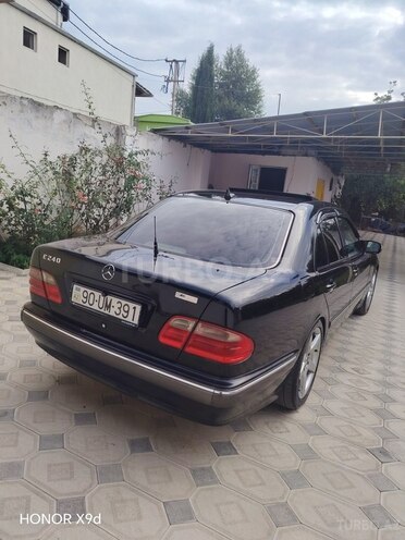 Mercedes E 240 2001, 302,000 km - 2.4 l - Qazax