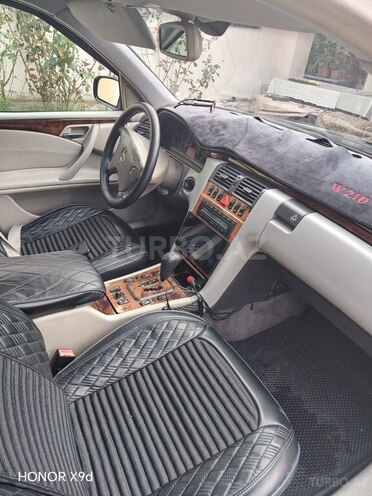 Mercedes E 240 2001, 302,000 km - 2.4 l - Qazax