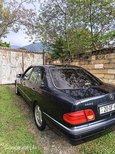 Mercedes E 240 1999, 327,000 km - 2.4 l - Qax