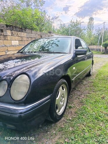 Mercedes E 240 1999, 327,000 km - 2.4 l - Qax