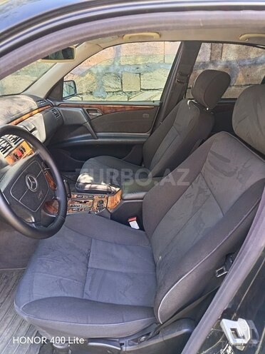 Mercedes E 240 1999, 327,000 km - 2.4 l - Qax