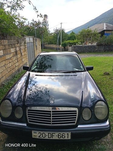 Mercedes E 240 1999, 327,000 km - 2.4 l - Qax
