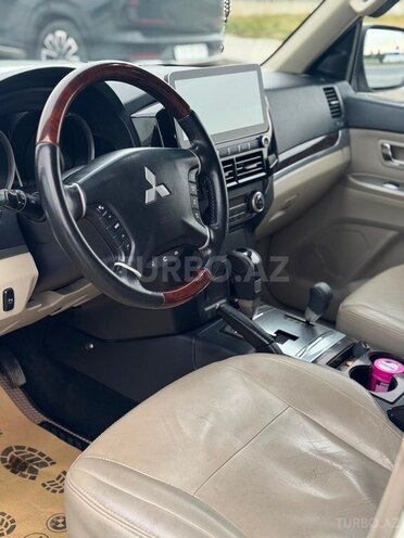 Mitsubishi Pajero 2010, 291,000 km - 3.5 л - Bakı