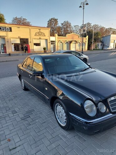 Mercedes E 240 1998, 495,000 km - 2.4 l - Quba