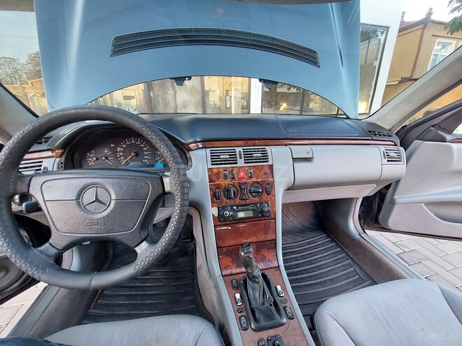 Mercedes E 240 1998, 495,000 km - 2.4 l - Quba