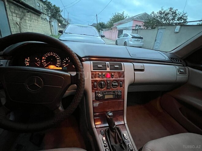 Mercedes E 240 1998, 495,000 km - 2.4 l - Quba