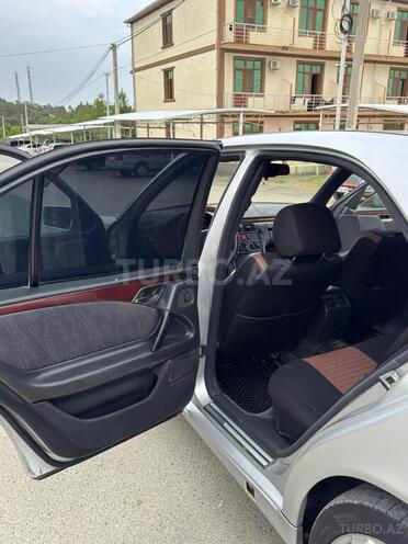 Mercedes E 300 1995, 595,311 km - 3.0 l - Naftalan