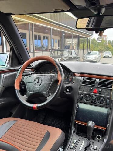 Mercedes E 300 1995, 595,311 km - 3.0 l - Naftalan
