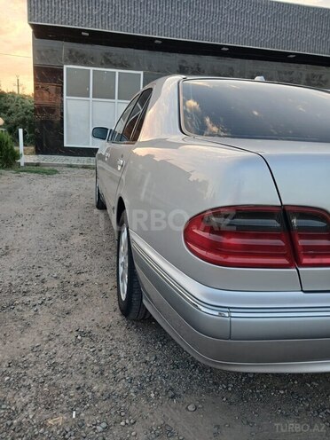 Mercedes E 270 2001, 204,594 km - 2.7 l - Saatlı