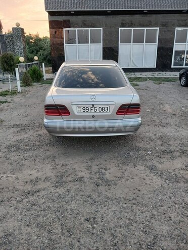 Mercedes E 270 2001, 204,594 km - 2.7 l - Saatlı