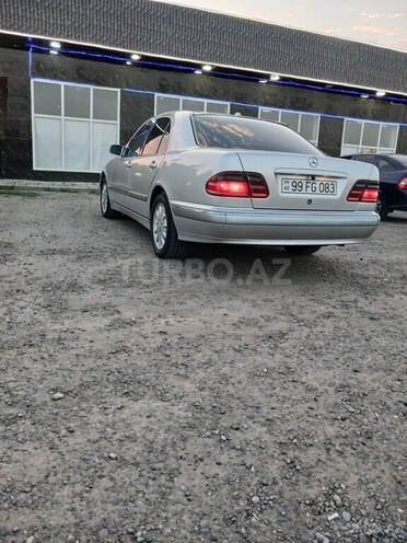 Mercedes E 270 2001, 204,594 km - 2.7 l - Saatlı