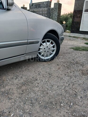Mercedes E 270 2001, 204,594 km - 2.7 l - Saatlı