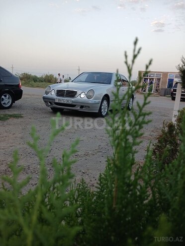 Mercedes E 270 2001, 204,594 km - 2.7 l - Saatlı