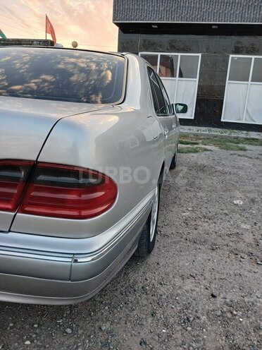 Mercedes E 270 2001, 204,594 km - 2.7 l - Saatlı