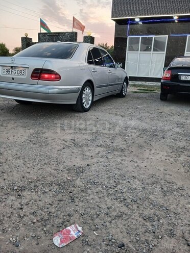 Mercedes E 270 2001, 204,594 km - 2.7 l - Saatlı