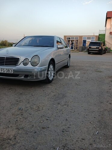 Mercedes E 270 2001, 204,594 km - 2.7 l - Saatlı