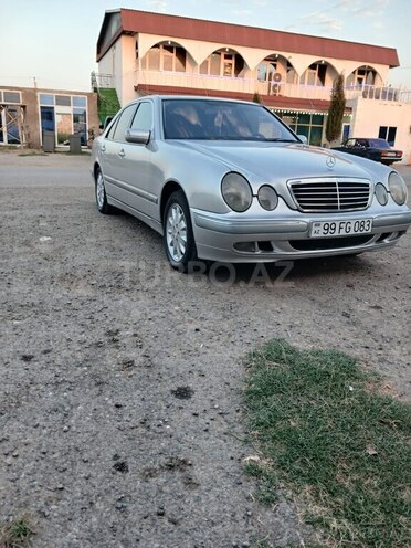 Mercedes E 270 2001, 204,594 km - 2.7 l - Saatlı