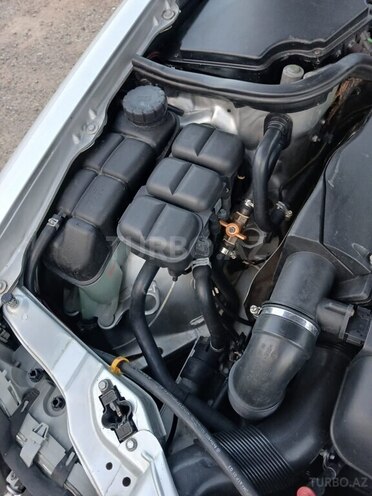 Mercedes E 270 2001, 204,594 km - 2.7 l - Saatlı