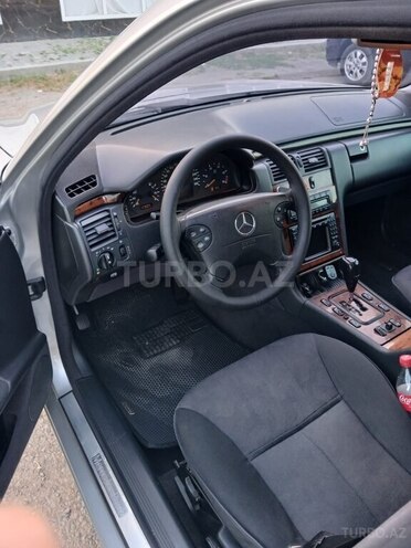 Mercedes E 270 2001, 204,594 km - 2.7 l - Saatlı