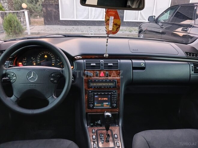 Mercedes E 270 2001, 204,594 km - 2.7 l - Saatlı