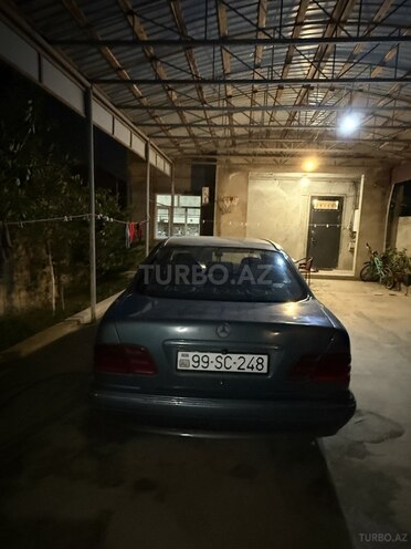 Mercedes E 220 2001, 125,000 km - 2.2 l - Bakı