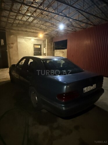 Mercedes E 220 2001, 125,000 km - 2.2 l - Bakı