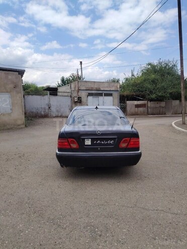 Mercedes E 200 1997, 608,000 km - 2.0 l - 
