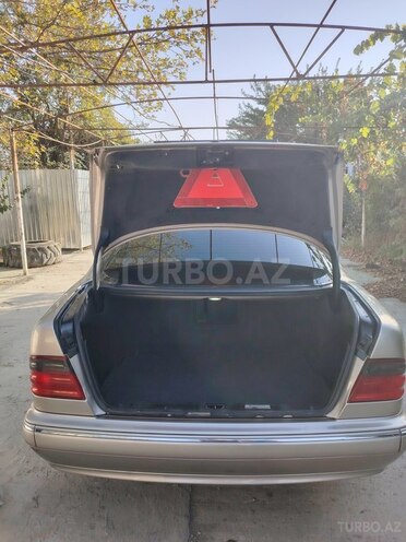 Mercedes E 240 1999, 187,930 km - 2.4 л - Şirvan