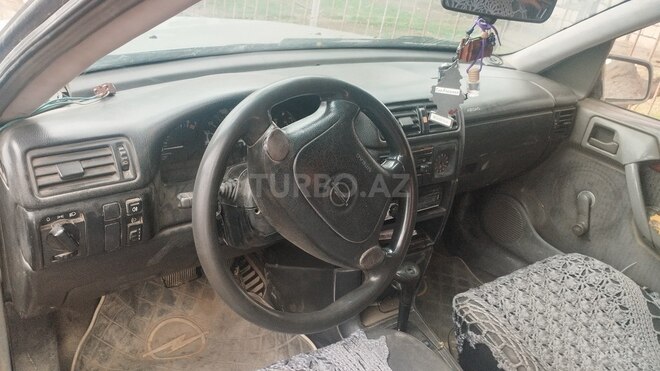 Opel Vectra 1993, 445,000 km - 1.8 l - Salyan