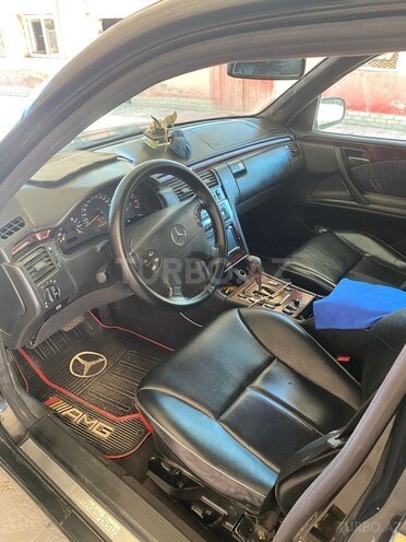 Mercedes E 240 2001, 322,671 km - 2.4 l - Qazax